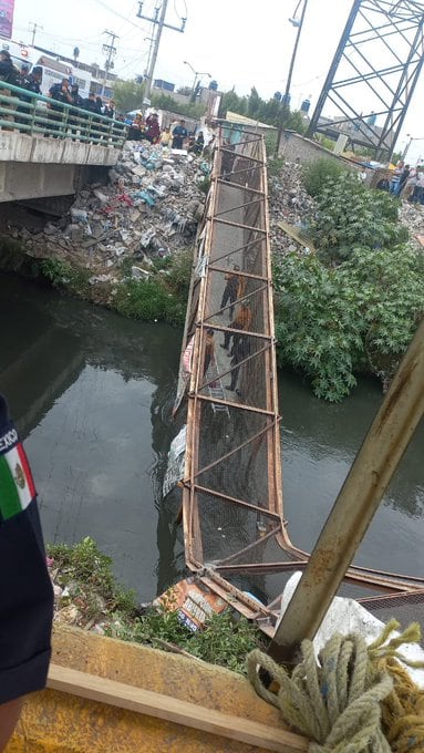Cae puente peatonal cerca del Panteón Los Rosales, Estado de México