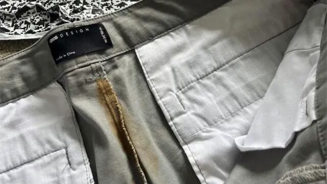 Pantalón con mancha de popó