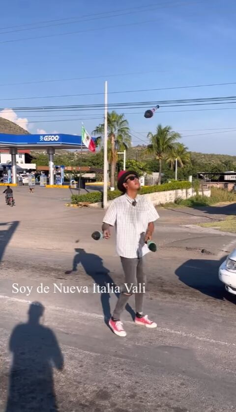 Malabarista revela cuánto gana en los semáforos