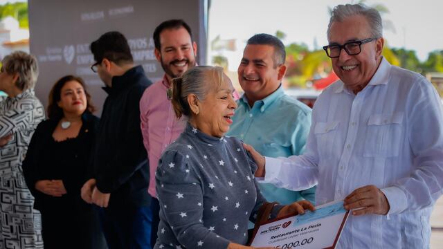 Rubén Rocha Moya entrega apoyos económicos a restauranteros de Altata