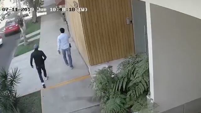 Cámaras de seguridad captaron el intercambio entre el asaltante y el delincuente.