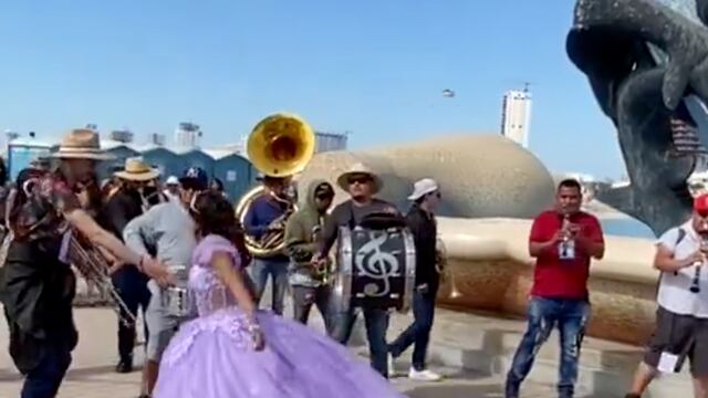 Quinceañera baila al ritmo de la música banda en Mazatlán
