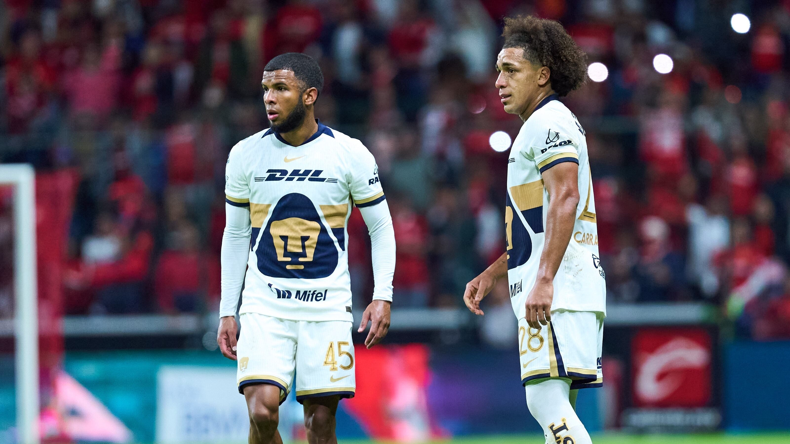 Pedro Vite and Adalberto Carrasquilla of Pumas during the 5th round match between Toluca and Pumas UNAM as part of the Liga BBVA MX, Torneo Apertura 2025 at Nemesio Diez Stadium, on August 16, 2025 in Toluca, Estado de Mexico, Mexico.