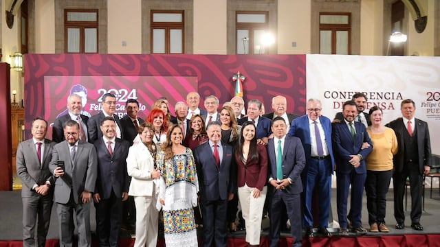 AMLO junto a gobernadores de Morena
