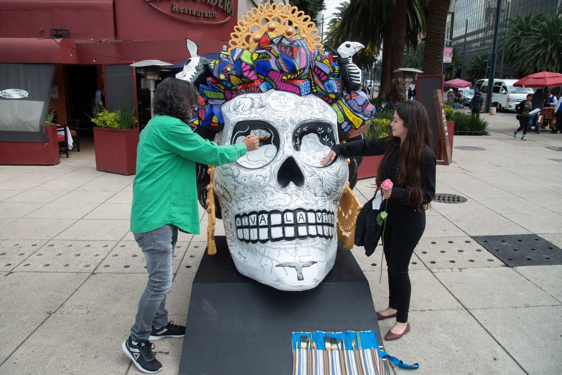 Visitan la exposición “Fridacráneos”