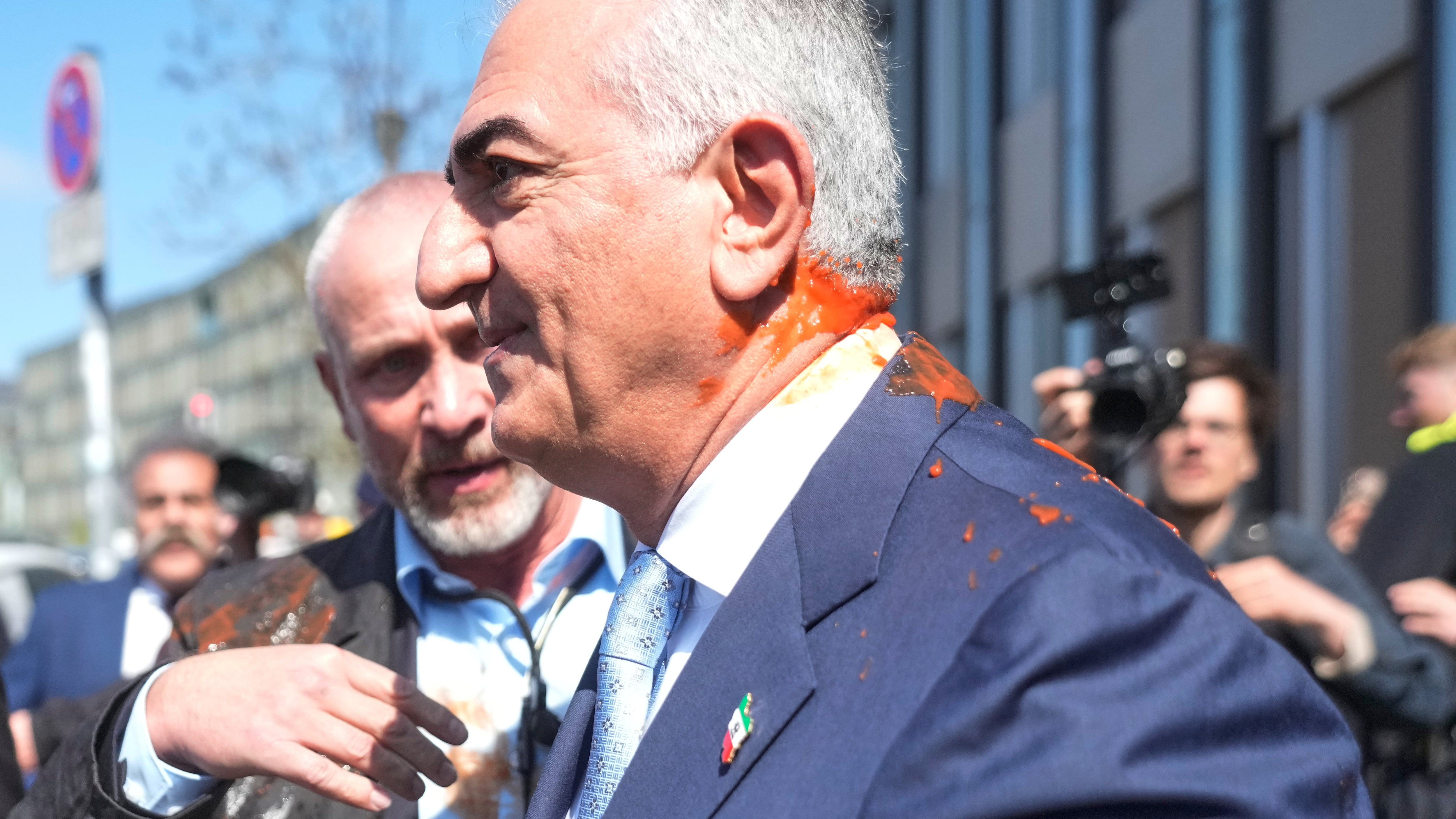 Le lanzan salsa a Reza Pahlaví durante protesta en Berlín
