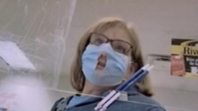 La mujer cortó su cubrebocas