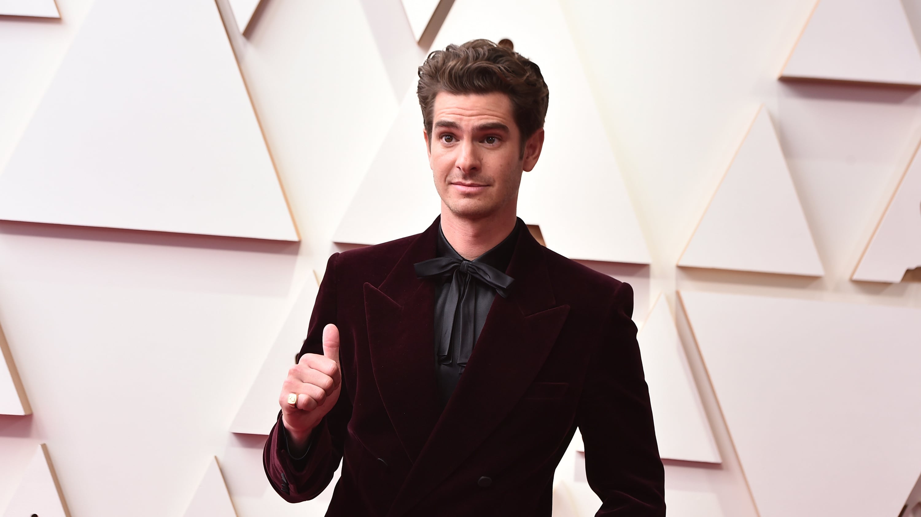 Andrew Garfield imita cachetada de Will Smith a Chris Rock saliendo de los Oscar 2022