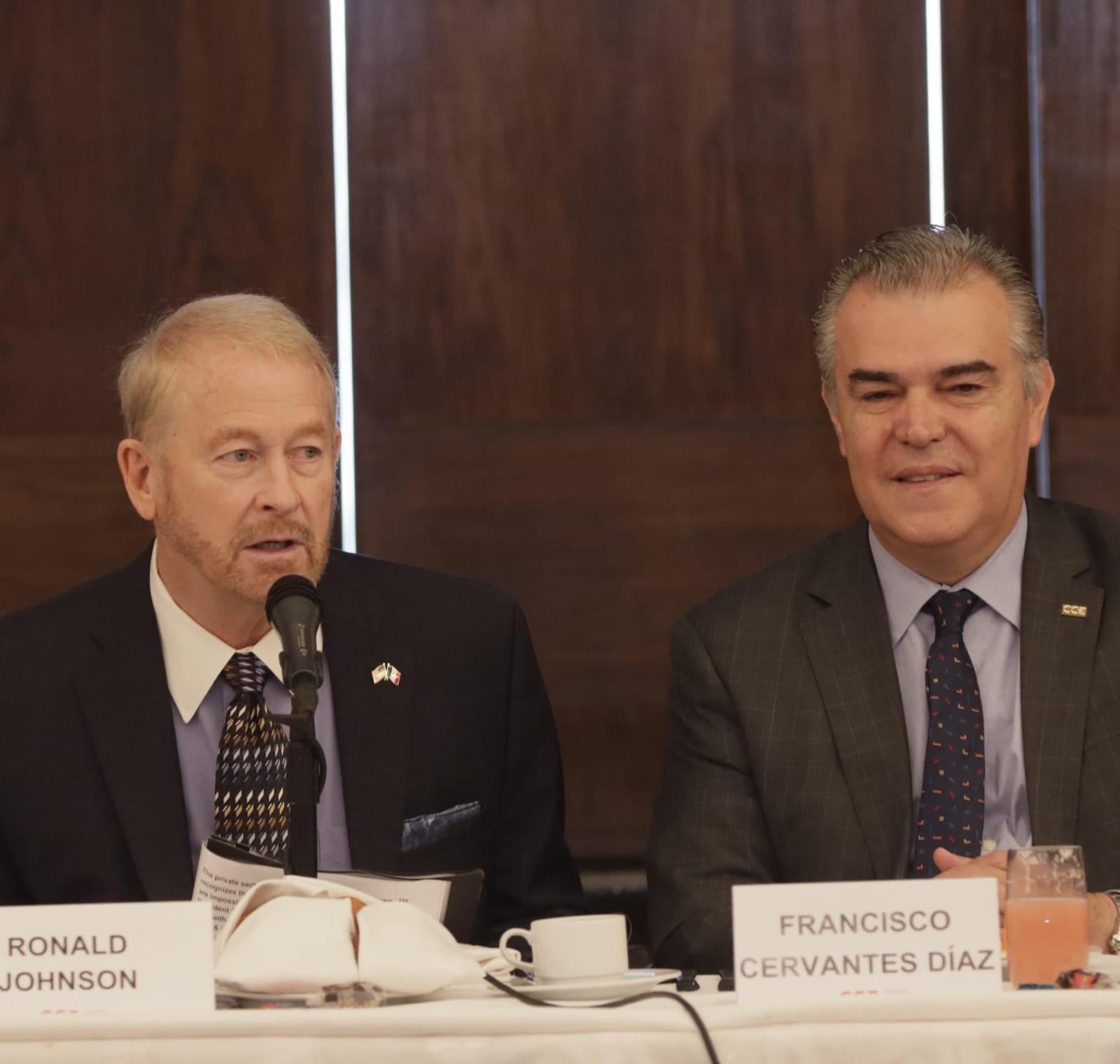 Reunión de Ronald Johnson con empresarios mexicanos