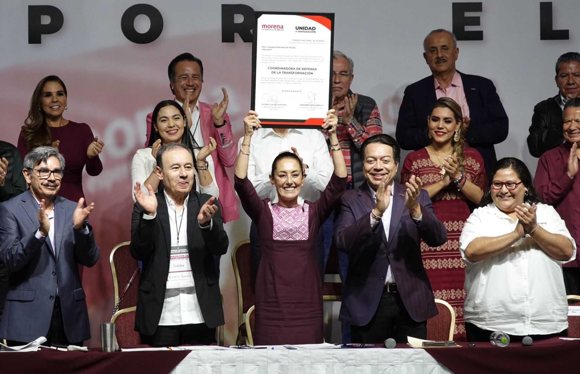 Alfonso Durazo y Mario Delgado entregaron el nombramiento como coordinadora de los Comités en Defensa de la Cuarta Transformación a Claudia Sheinbaum