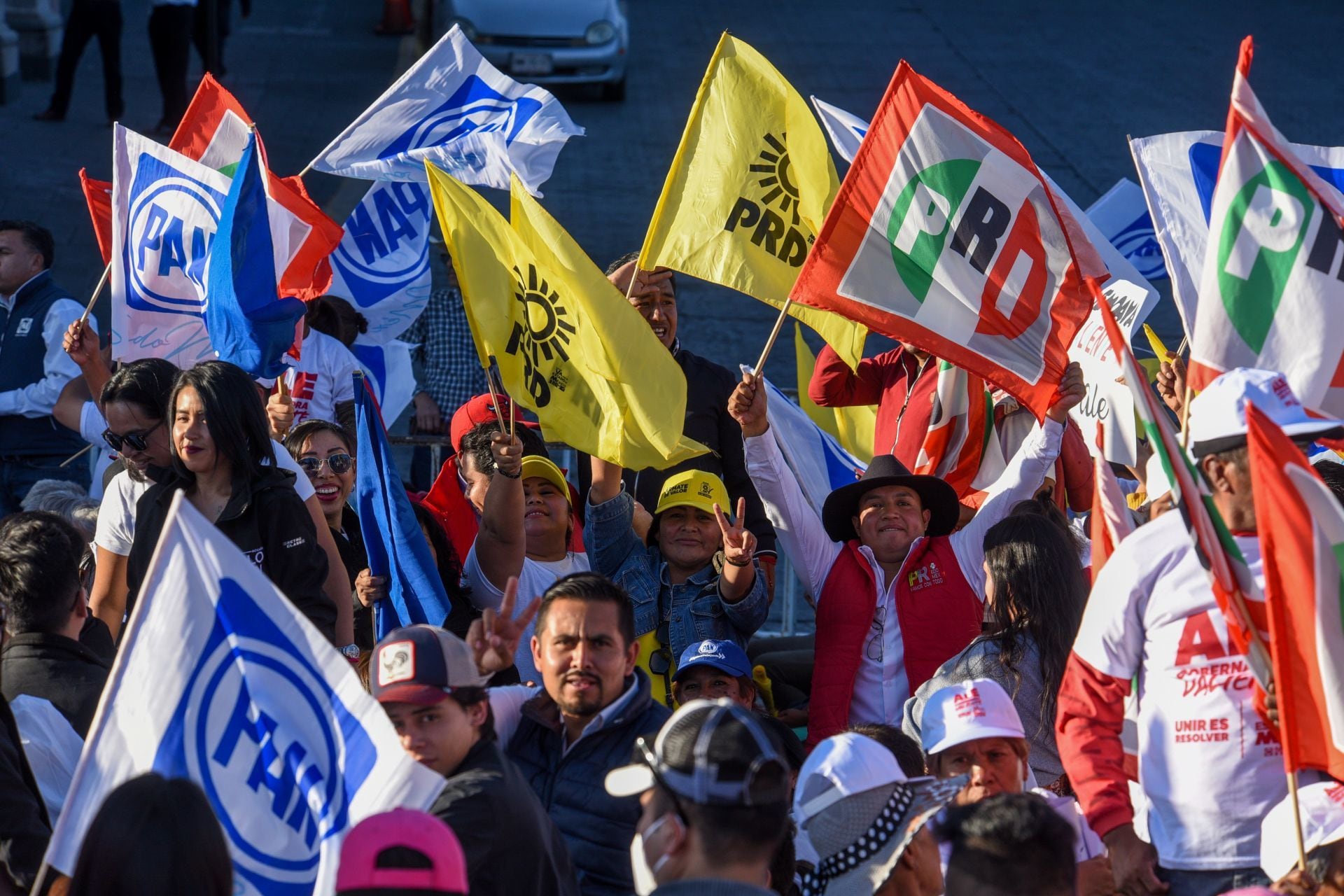 Alejandra del Moral candidata por la Coalición Va Por el Estado de México cerró su tercer día de actividades en la ciudad de Toluca frente a Palacio de Gobierno