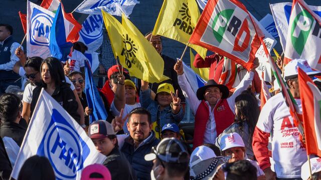 Alejandra del Moral candidata por la Coalición Va Por el Estado de México cerró su tercer día de actividades en la ciudad de Toluca frente a Palacio de Gobierno