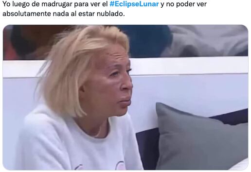 Memes "funan" a las nubes por tapar el eclipse lunar y la luna de sangre 2022