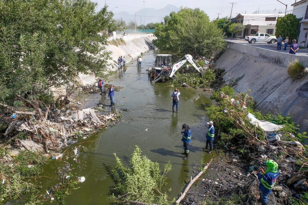 Monterrey retira más de mil 850 toneladas de residuos del canal Aztlán.