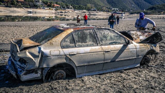 Auto en presa La Boca