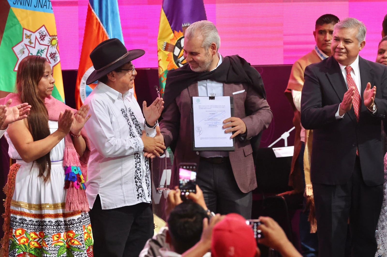 Alfredo Ramírez Bedolla firma iniciativa de reforma en materia indígena