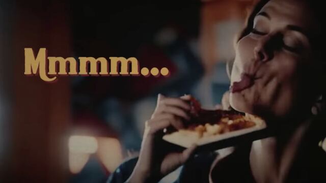 Un comercial de pizza generado por inteligencia artificial muestra imágenes muy exageradas