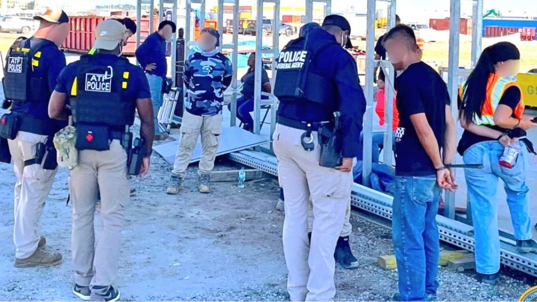 Redada de ICE en planta Hyundai de Georgia: Confirman más de 450 migrantes detenidos