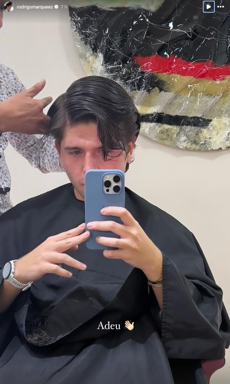 Rodrigo Márquez, hermano de Fofo Márquez, se cortaba el cabello mientras vinculaban a proceso al influencer