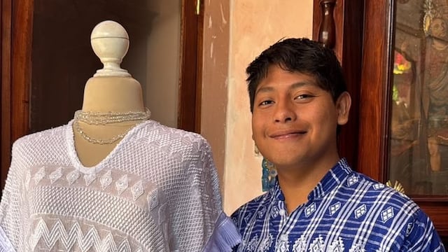 Joss Ramírez, artesano que realizó el huipil de Lila Downs para el Mundial 2026.