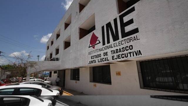 Empleados del INE en Tabasco protestan por alza salarial