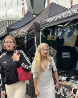 Anaïs Gallagher, hija de Noel Gallagher, compró merch de Oasis afuera del Estadio GNP Seguros