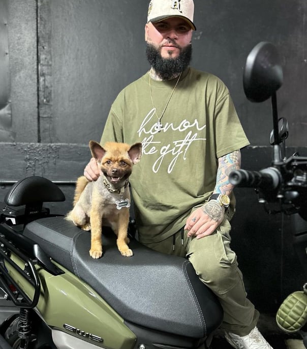 Farruko hace extraño corte a su perro
