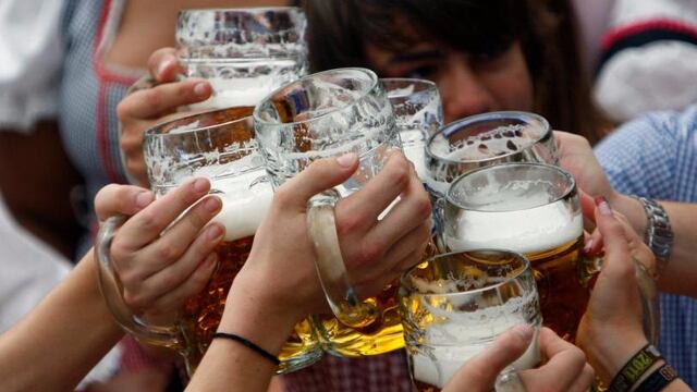 "Bebamos, que la muerte es inevitable"