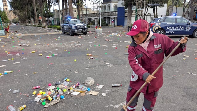 Trabajadores municipales dejan limpia Toluca tras festejos en el Nemesio Diez.