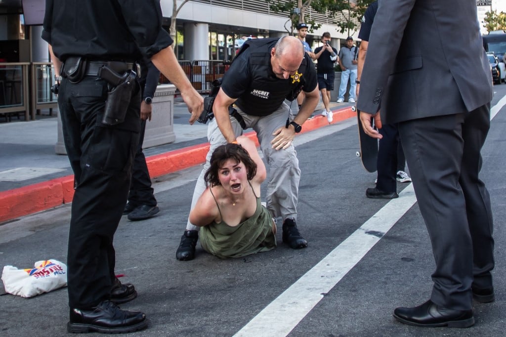 Servicio Secreto de Estados Unidos taclea a mujer que se manifestaba por la Cumbre de las Américas