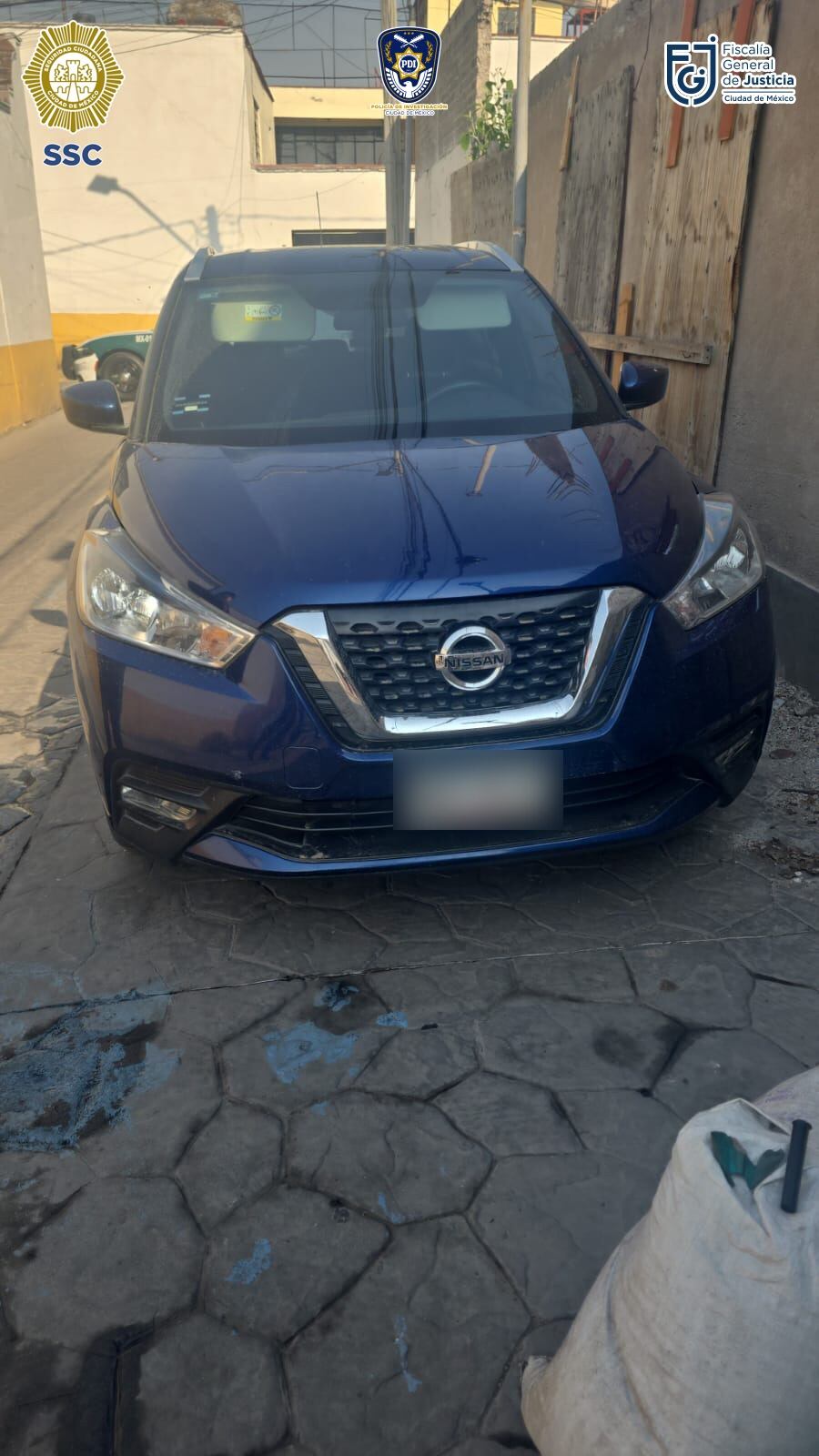 Carro azul y moto usados en el ataque directo a Ximena Guzmán Cuevas y José Muñoz