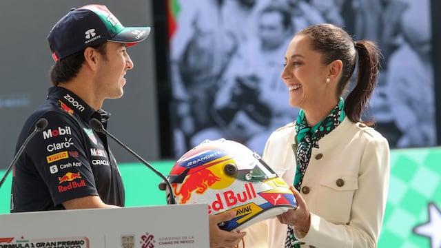 El Checo Pérez entrega un casco de Red Bull como regalo a Claudia Sheinbaum