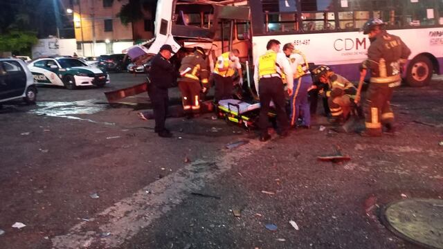 En Circuito Interior hay 22 lesionados por choque de camión contra autobús