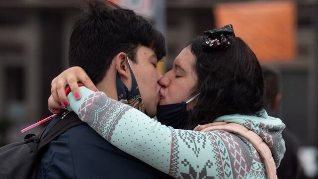Pareja dándose un beso en CDMX.