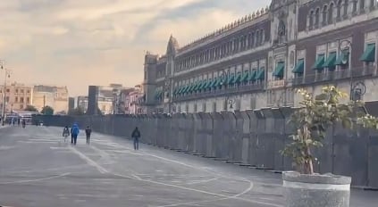 Vallas en Palacio Nacional ante la marcha del INE