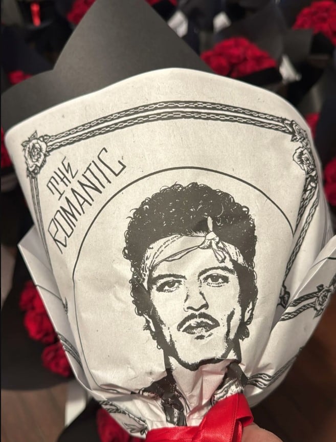 Bruno Mars promociona nuevo disco con rosas en San Valentín