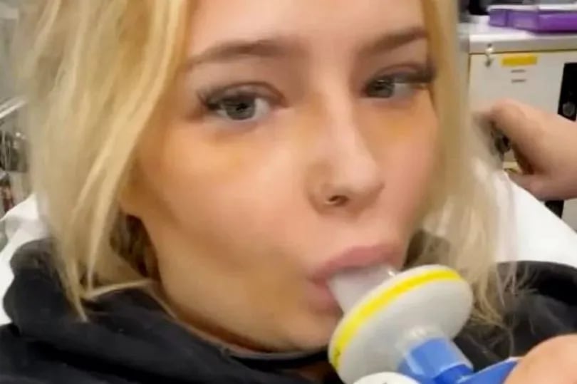 La influencer Amy Louise Leonard muere tras inhalar 'gas de la risa'