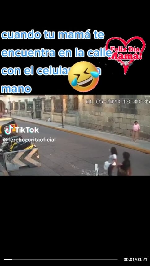 Mamá regañando a su hija por ir viendo el celular