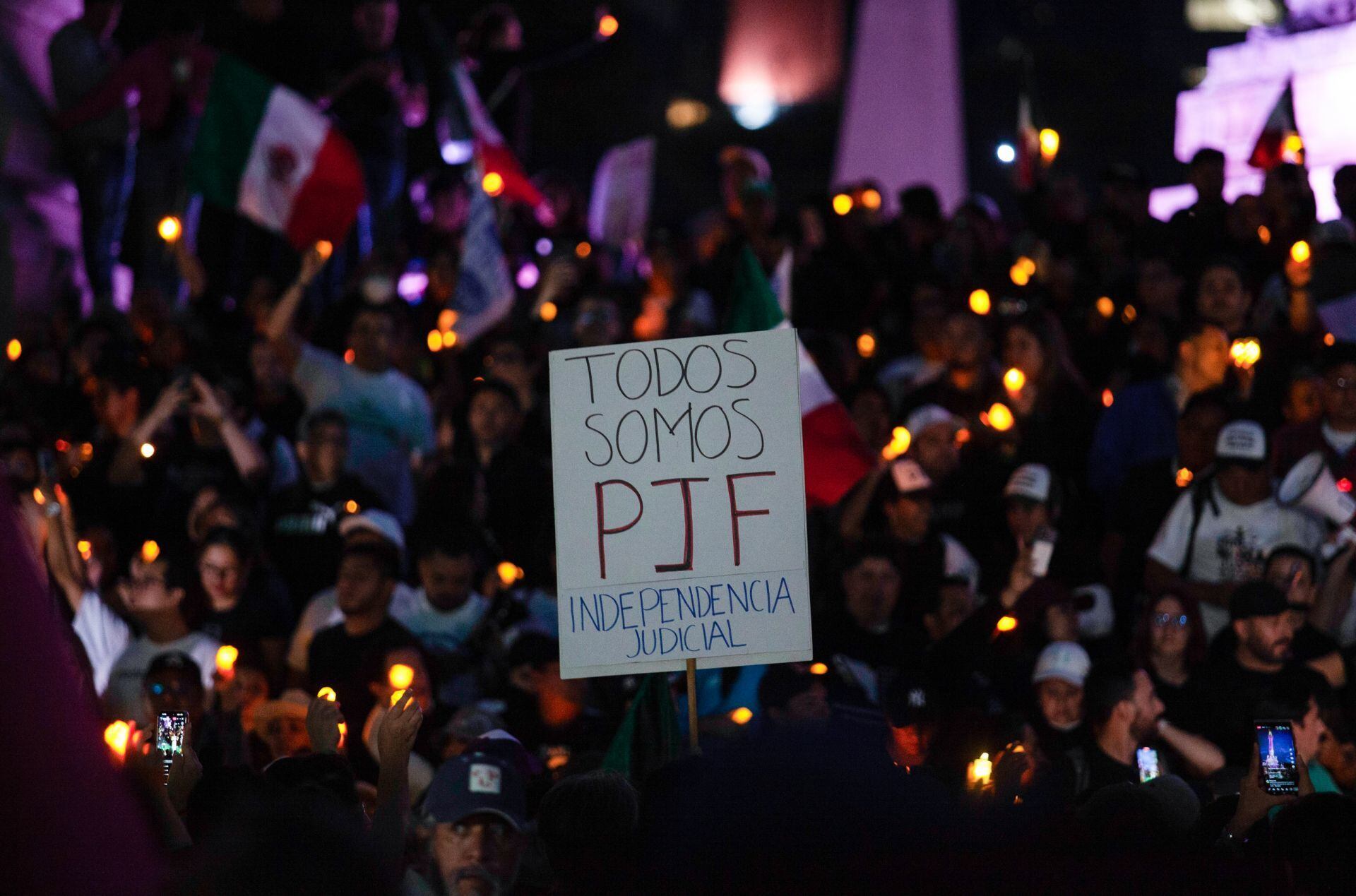 Trabajadores del Poder Judicial de la Federación (PJF) se congregaron en el Ángel de la Independencia para protestar de manera pacífica