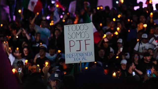 Trabajadores del Poder Judicial de la Federación (PJF) se congregaron en el Ángel de la Independencia para protestar de manera pacífica