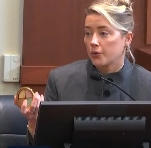 Amber Heard con el corrector de Milani Cosmetics