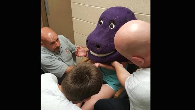 Se queda atrapada en disfraz de Barney.