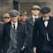 Esta violenta serie de Netflix sobre el ascenso de una pandilla de gángsters en Inglaterra tiene temporadas de sólo 6 capítulos
