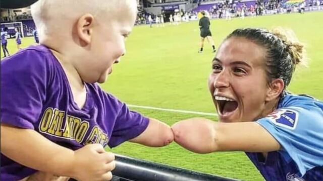 Carson Pickett futbolista sin mano bebe