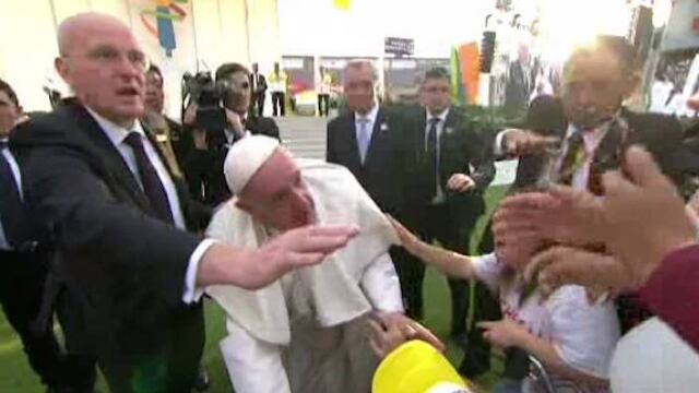 El Papa Francisco fue jaloneado y casi derribado tras misa en le encuentro con jóvenes en Morelia.