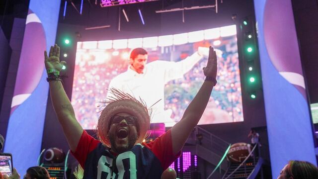 Fan celebra show de Bad Bunny en el medio tiempo del Super Bowl.