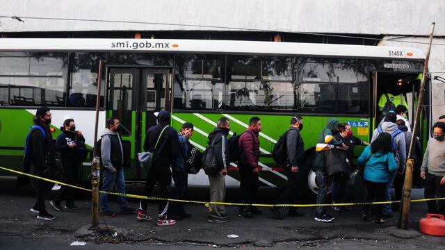 Fila para abordar autobús