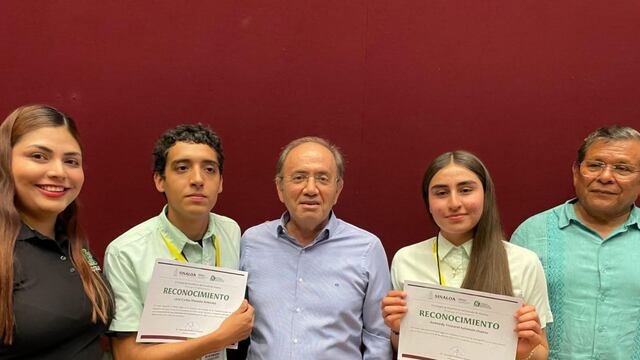Jovenes ganadores con el director de COBAES Sinaloa.