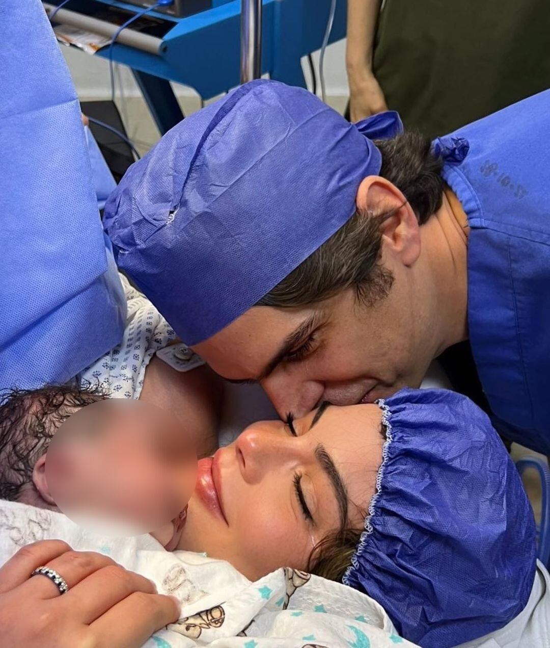Ximena Navarrete y su esposo con su segundo bebé