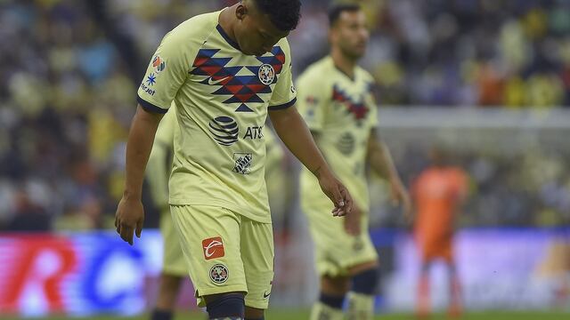 Roger Martínez se lamenta en un partido del América